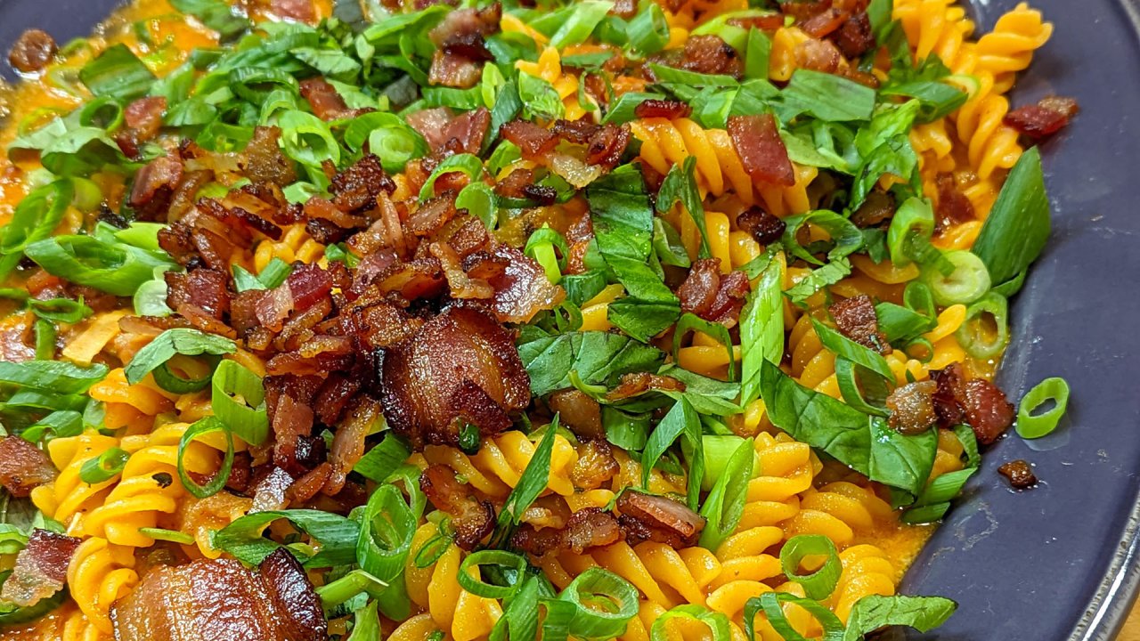 Sriracha Fusilli 配培根和奶酪（约翰足球周日舒适食品）