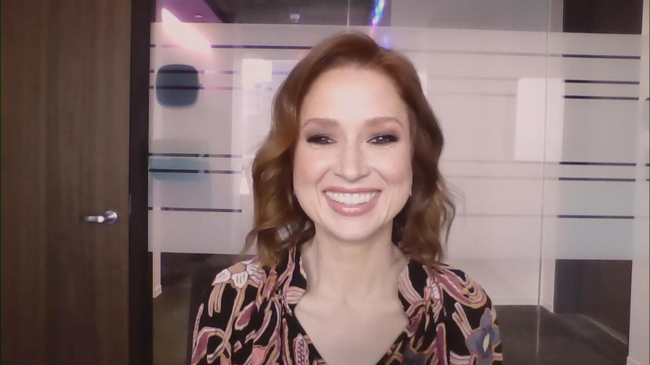 艾莉·肯珀 (Ellie Kemper) 在主持“伟大的美国烘焙秀”后是否受到了烘焙的启发？